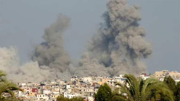 Smoke rises from the site of an Israeli airstrike that targeted the southern Lebanese village of Khiam on September 30, 2024. Photo: AFP