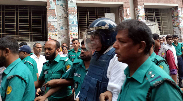 Former lawmaker Sultan Mohammad Mansur Ahmed is being taken to a Dhaka court on Monday. Photo: Collected 