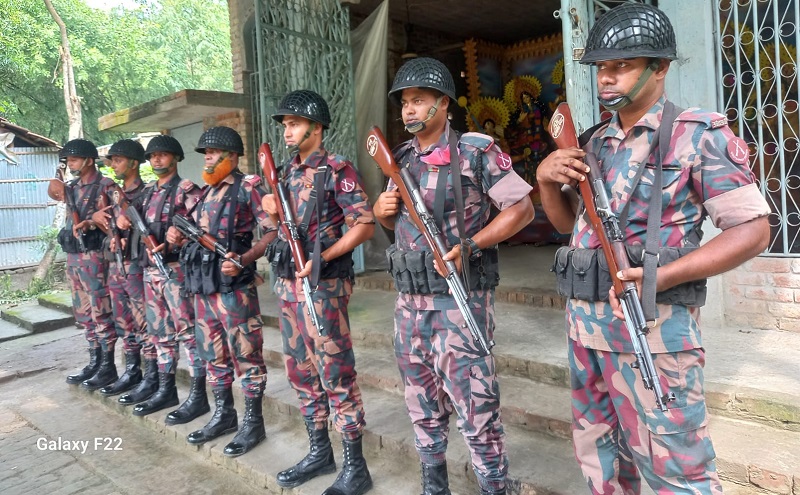 A team of BGB has been seen patroling a local Puja mandap in Satkhira on October 2. Photo: The Daily Observer