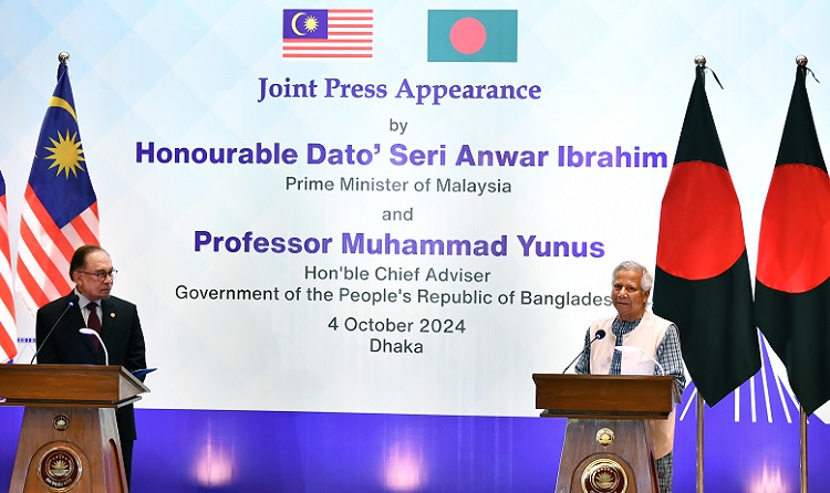 Malaysian Prime Minister Anwar Ibrahim (left) and Chief Adviser Prof Muhammad Yunus speak at a joint press appearance at Hotel InterContinental in Dhaka on Friday (October 4, 2024).