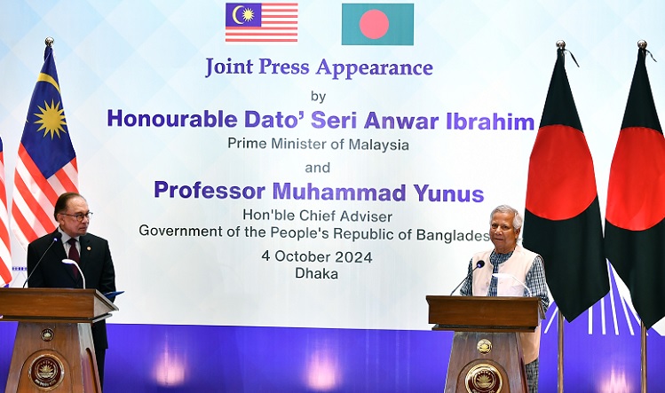 Chief Adviser Prof Muhammad Yunus (right) speaks at a joint press appearance with Malaysian Prime Minister Anwar Ibrahim at Hotel InterContinental in Dhaka on Friday afternoon (October 4, 2024).