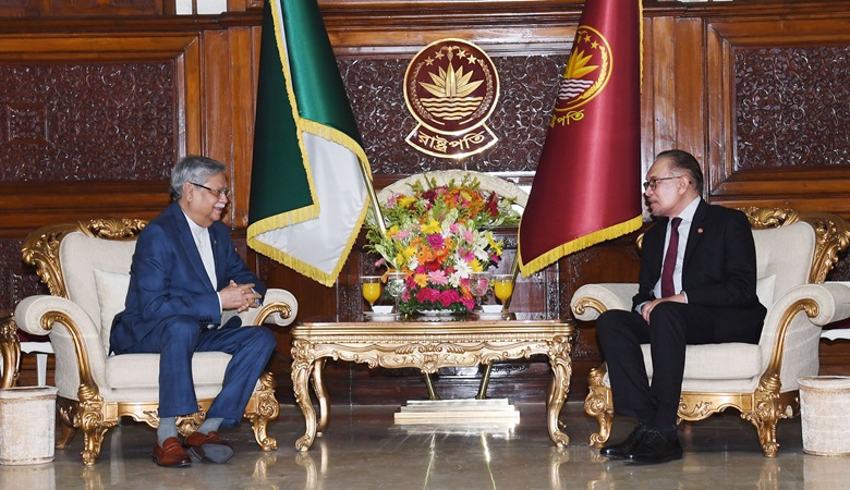 Bangladesh President Mohammed Shahabuddin welcomes Malaysian Prime Minister Anwar Ibrahim at Bangabhaban on Friday