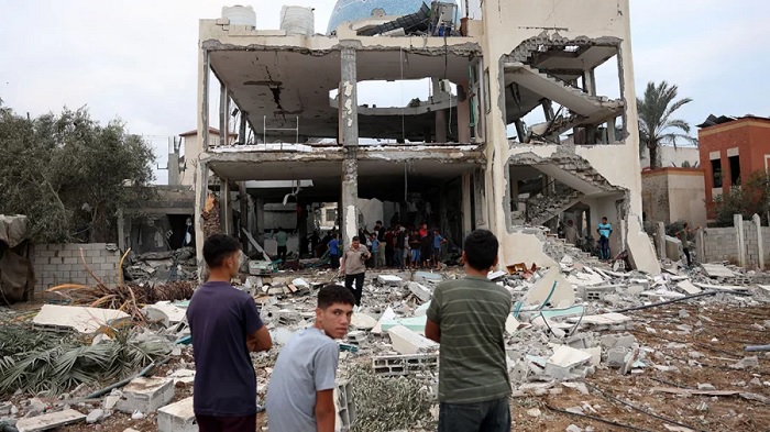 Palestinian stare at a mosque-turned-shelter in Deir al-Balah in the central Gaza Strip on October 6, 2024. Photo: AFP