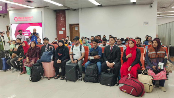 The migrants from Beirut landed at Hazrat Shahjalal International Airport on Monday through a flight of Saudi Airlines. Photo: Courtesy 