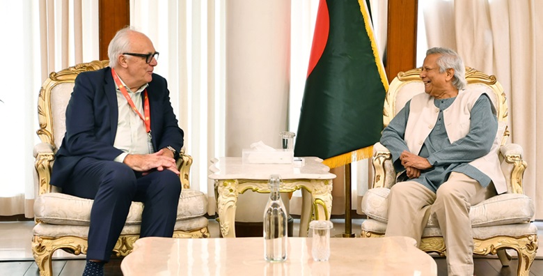 Lord Mark Malloch-Brown (left), an adviser of the IMF and World Bank and a former head of UNDP, called on Bangladesh Chief Adviser Professor Muhammad Yunus at the State Guest House Jamuna in Dhaka on Sunday (December 8). PHOTO: PID 