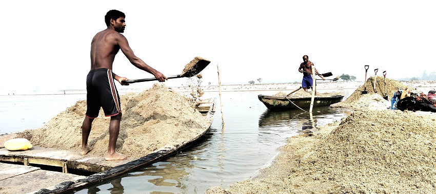 A laborer is extracting sand from the Karatoa River in icy chill of winter at Debiganj upazila in Panchagarh on Tuesday. Photo: The Daily Observer