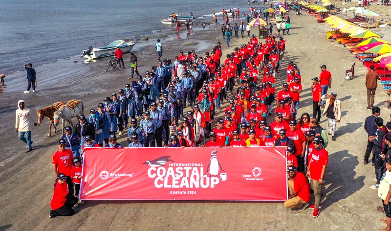 'Keokradong Bangladesh' conducted a cleanup campaign in Kuakata beach on Saturday. Photo: Observer