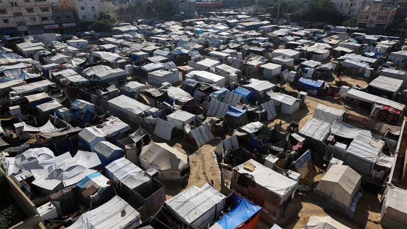  Displaced Palestinians shelter at a tent camp, amid the Israel-Hamas conflict, in Deir Al-Balah in the central Gaza Strip, December 15, 2024. REUTERS/Ramadan Abed 