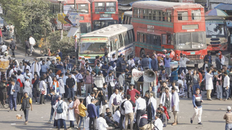 Due to the protest programme severe traffic congestion occurred in the surrounding areas, causing immense suffering to the commuters. Photo: Collected 