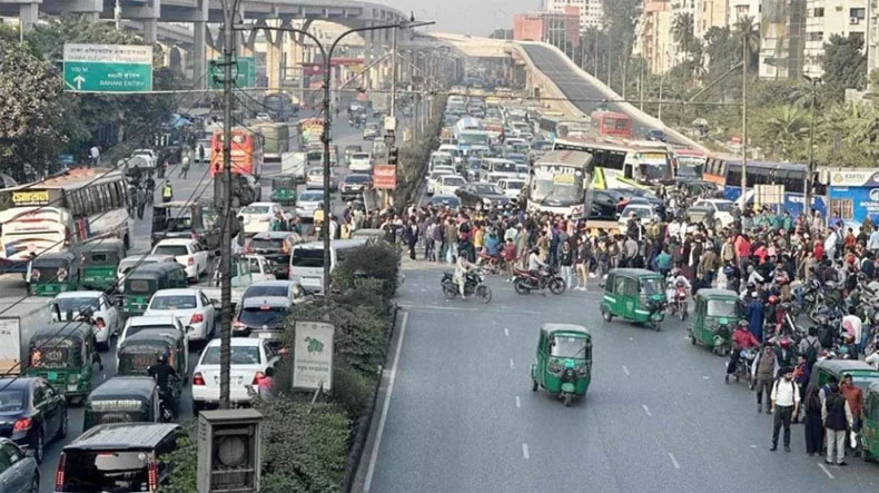 The students of Prime Asia University blockade Banani-Kakoli intersection in Dhaka on Sunday for the second consecutive day to press home their several demands, including the construction of a permanent campus. Photo: Collected