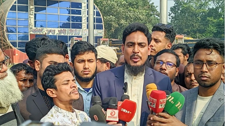  Jatiya Nagorik Committee's member secretary Akhter Hossain talks to journalists at Satmatha in the Rangpur city on early Sunday (December 22) afternoon.