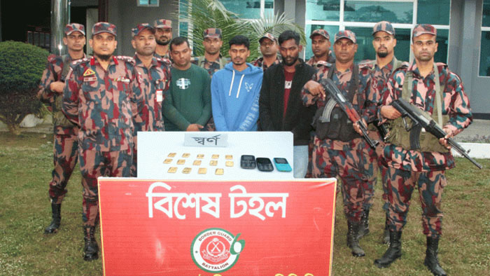 Members of Border Guard Bangladesh (BGB) detain three individuals with 14 gold bars from Chuadanga on Wednesday. Photo: Collected 