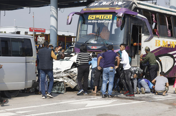 A bus of ‘Bepari Paribahan’ crushes a car at the Dhaleshwari toll plaza, on the Dhaka-Mawa expressway, in Keraniganj, on Friday. Screengrab from CCTV footage