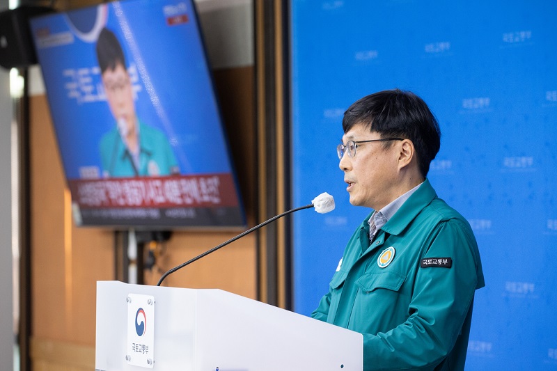 Ju Jong-wan, director of aviation policy at the Ministry of Land, Infrastructure and Transport, speaks in a briefing about the deadly plane crash at Muan International Airport in South Jeolla Province, Sunday. 