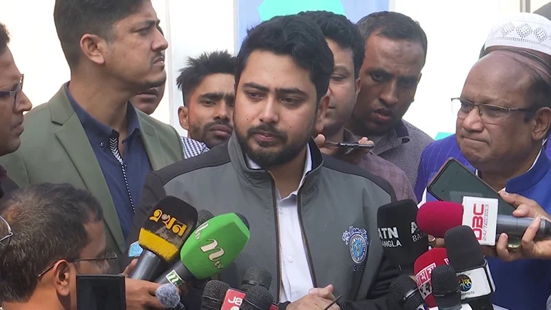 Adviser for Information and Broadcasting Nahid Islam speaks at a briefing at the secretariat gate after attending a meeting with journalists and leaders of organizations working in the secretariat on Sunday.