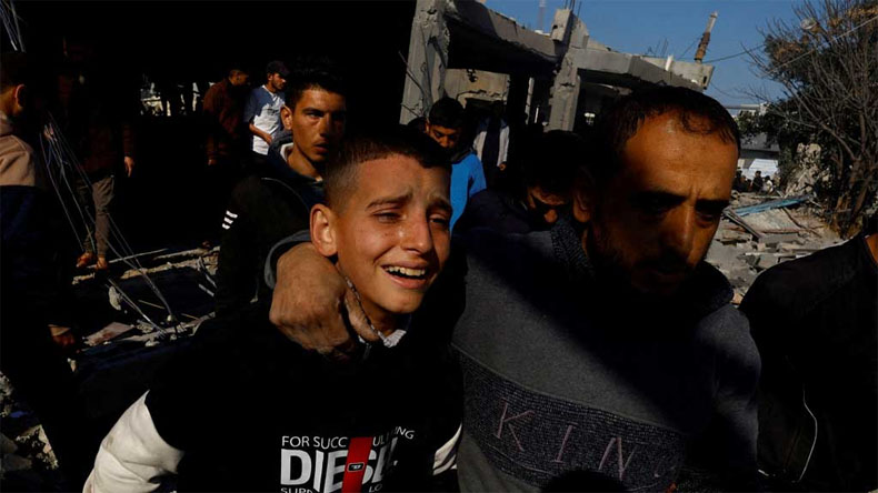 A Palestinian boy reacts following an Israeli strike on Hamas-run Interior Ministry headquarters, in Khan Younis, in the southern Gaza Strip Jan 2, 2025. REUTERS/Mohammed Salem